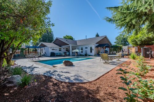 2204 Meals Dr, Medford, OR, 97501-4344 | Card Image