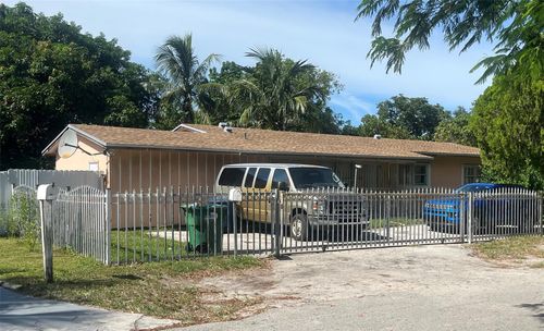 427 Ne 160th St, Miami, FL, 33162-4330 | Card Image