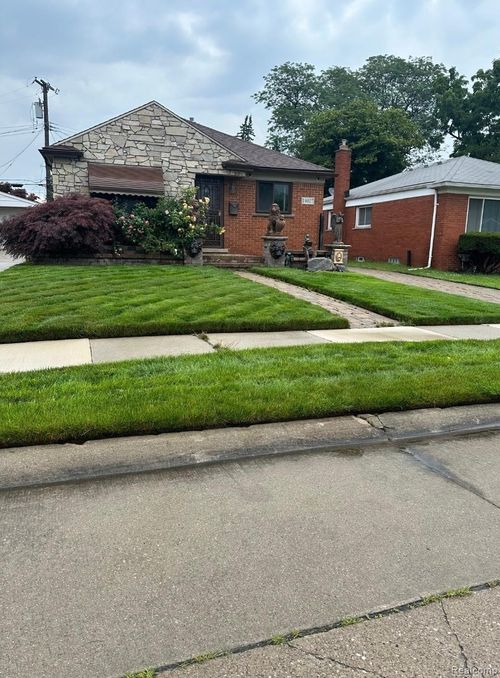 18027 Curtain Ave, Eastpointe, MI, 48021-2601 | Card Image