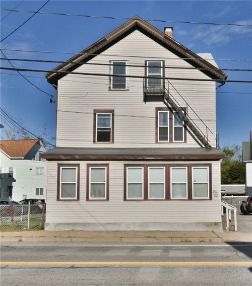 987 Mendon Rd, Cumberland, RI, 02864-5318 | Card Image