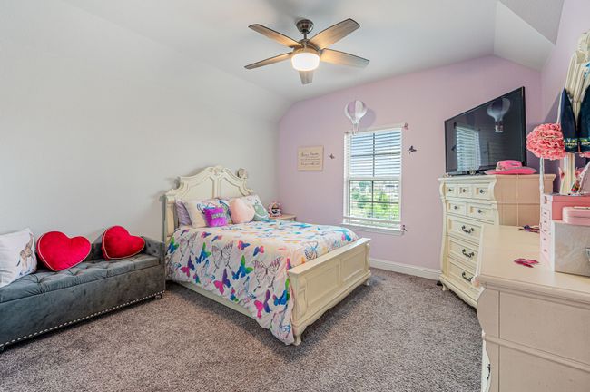 Bedroom with ceiling fan | Image 26