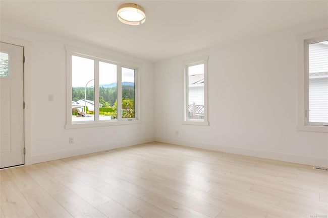 Bright living room | Image 12