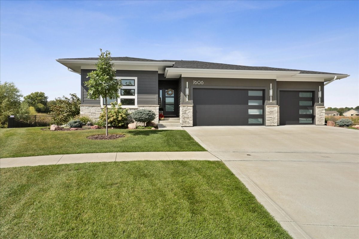 95th Ct, Johnston, IA 50131