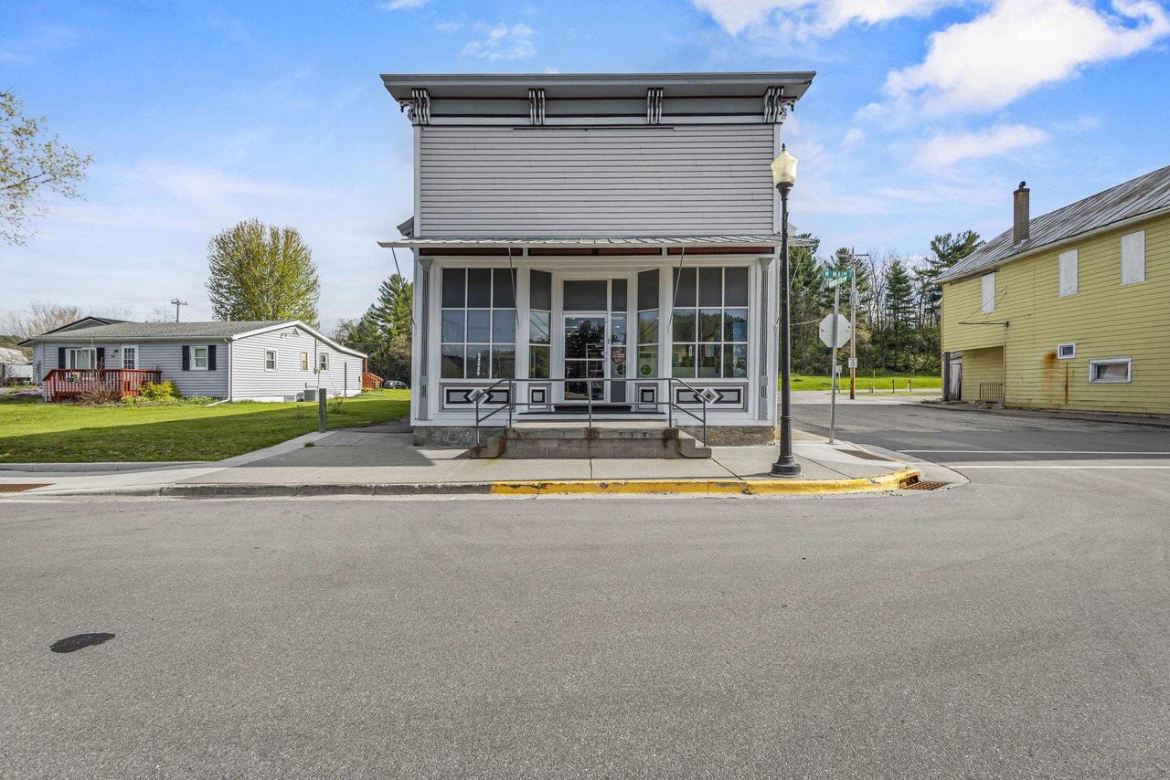 300 W Main St, La Valle, WI 53941