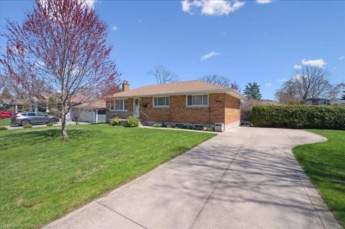 111 Leitch Dr, Grimsby, ON, L3M2T9 | Card Image