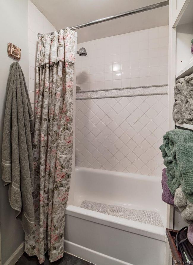 Shower bath with custom tile | Image 34
