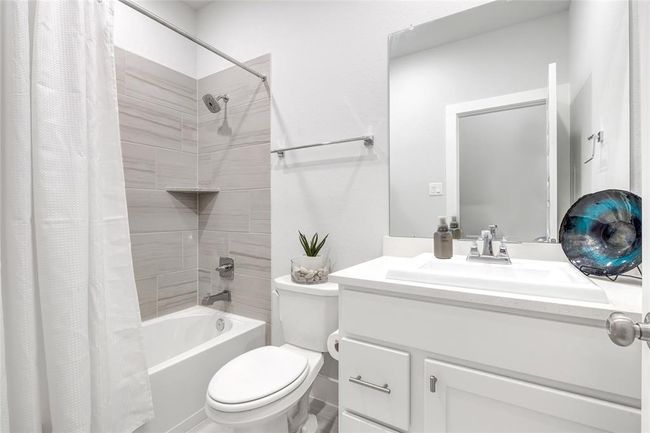 Secondary Bathroom accommodates front Bedrooms. | Image 11