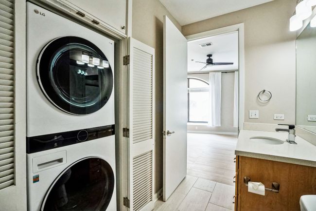 Ensuite bath with laundry | Image 11