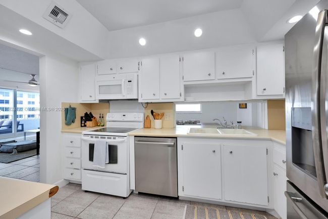 APT-1009 - 177 Ocean Lane Dr, Condo with 2 bedrooms, 2 bathrooms and null parking in Key Biscayne FL | Image 16