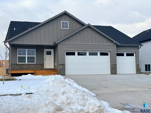 2805 S Copper Creek Ave, Sioux Falls, SD, 57110 | Card Image