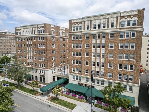 825-26-1028 E Juneau Avenue, Milwaukee, WI, 53202 | Card Image