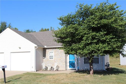 1661 Fall Creek Dr, Tonganoxie, KS, 66086-5451 | Card Image