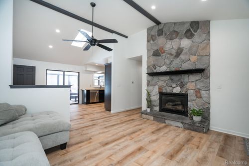 11422 Crosby Rd, Fenton, MI, 48430-9090 | Card Image