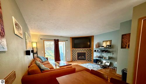 3817 Vale Dr, Traverse City, MI, 49686-2978 | Card Image