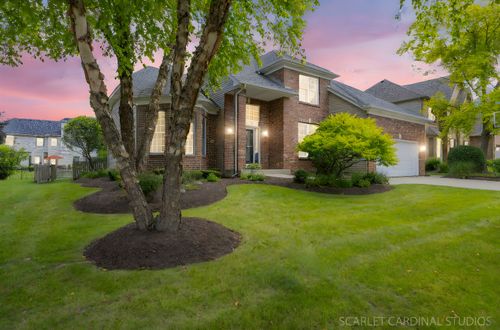 805 W Thornwood Dr, South Elgin, IL, 60177-3739 | Card Image