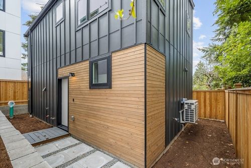 1214 Ne 100th St, Seattle, WA, 98125-7551 | Card Image