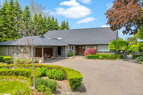 3816 W Maple Rd, Bloomfield Hills, MI, 48301-3218 | Card Image