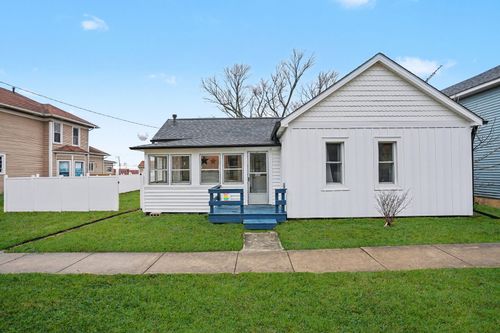 205 E Taylor St, Grant Park, IL, 60940-7233 | Card Image