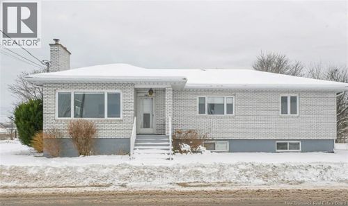 142 4th St, Shippagan, NB, E8S2J8 | Card Image