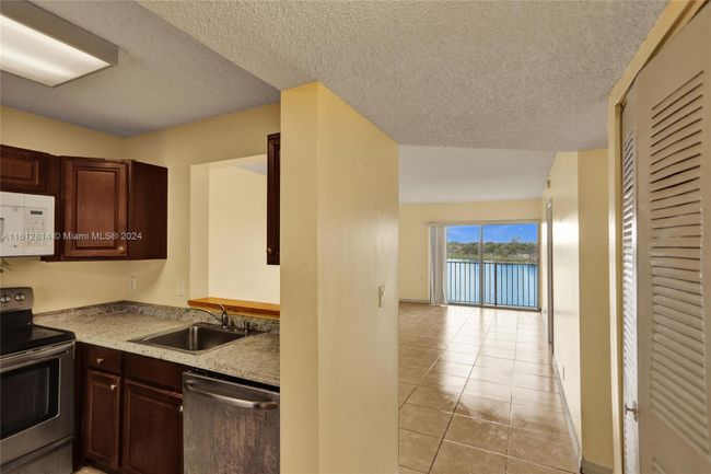 APT-506 - 8720 N Sherman Cir, Condo with 2 bedrooms, 2 bathrooms and null parking in Miramar FL | Image 6