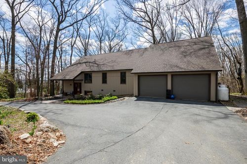 4761 Wendi Dr E, Zionsville, PA, 18092-2053 | Card Image