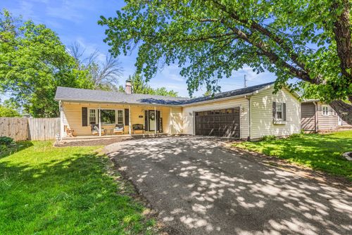 401 Cedar Dr, Clinton, IL, 61727-2411 | Card Image