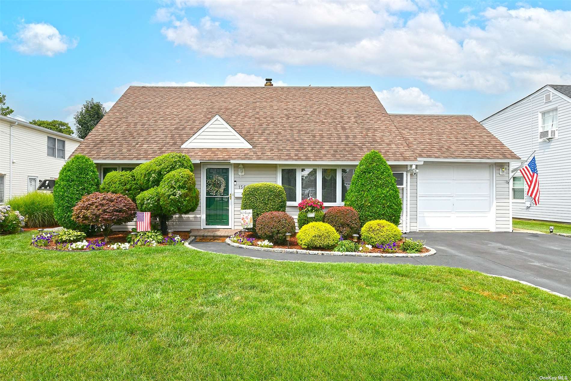 Southberry Ln, Levittown, NY 11756