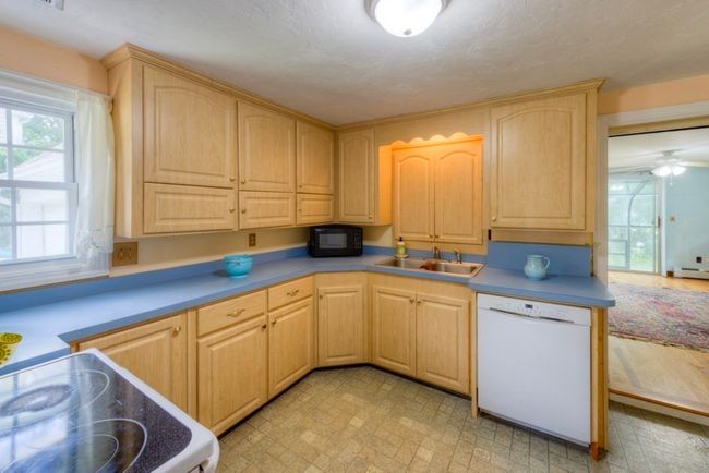 16 Saxon Rd, House other with 3 bedrooms, 2 bathrooms and 3 parking in Worcester MA | Image 21