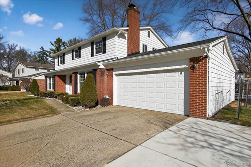 30106 Valley Side Dr, Farmington Hills, MI, 48334-2069 | Card Image