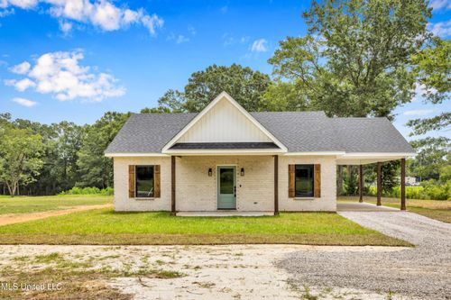 102 6th Ave, Carriere, MS, 39426-9022 | Card Image