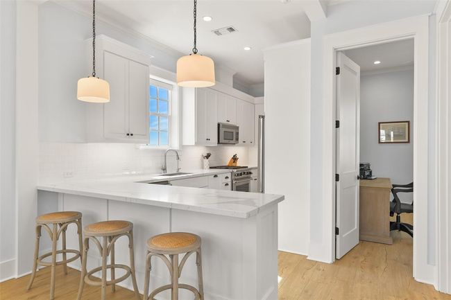 Kitchen peninsula with barstool seating for 3. | Image 14
