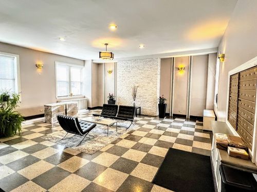 apt-402-3933 Clarendon Ave, Chicago, IL, 60613-3203 | Card Image