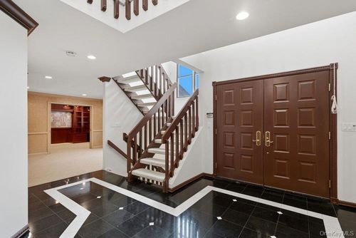 43 Hunt Dr, Jericho, NY, 11753-1144 | Card Image