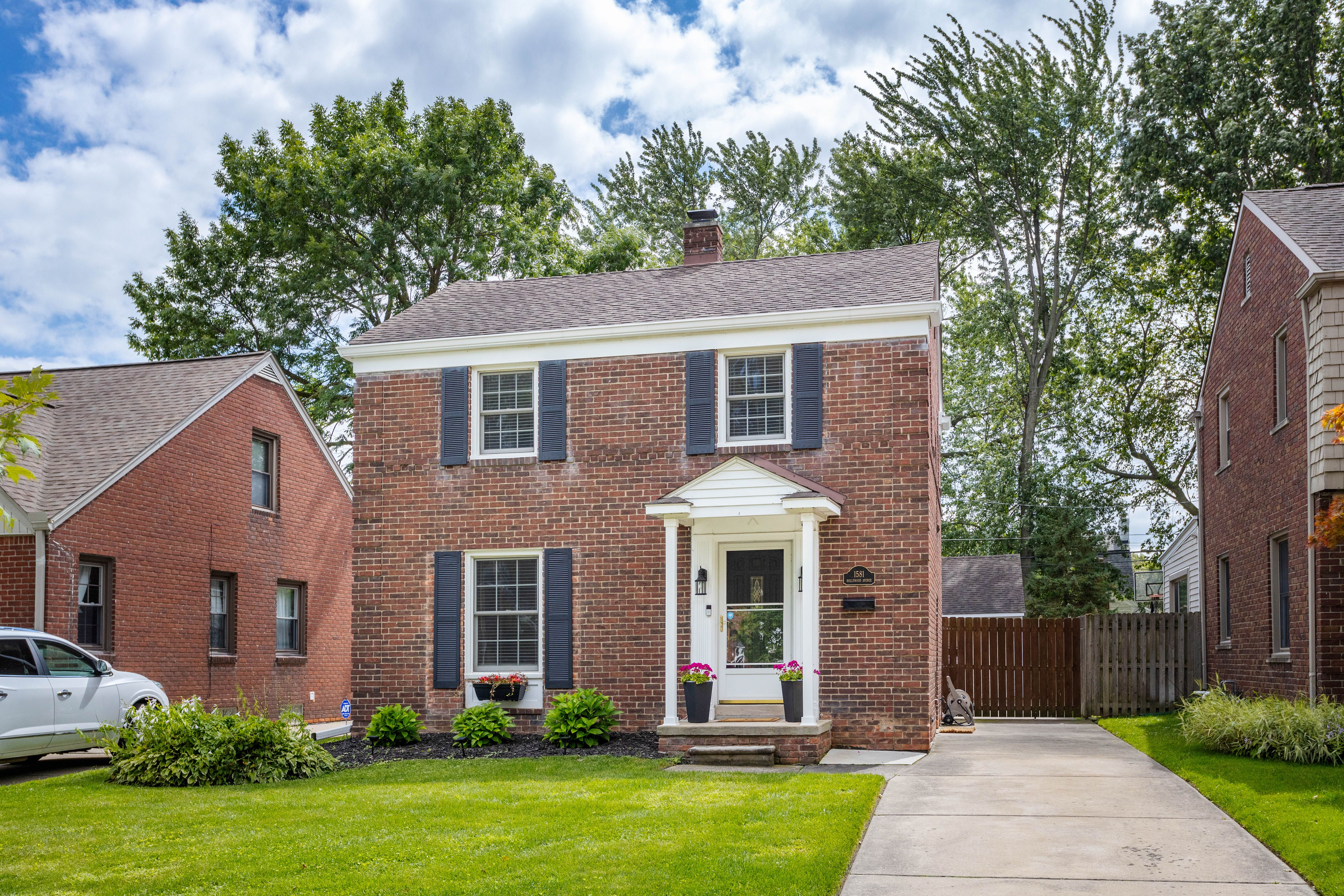 Hollywood Ave, Grosse Pointe Woods, MI 48236