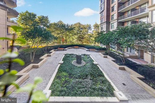 202-8220 Crestwood Heights Dr, MCLEAN, VA, 22102-3121 | Card Image
