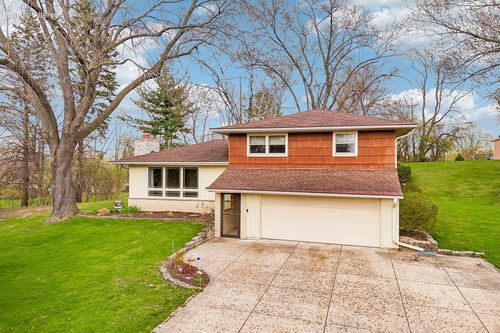 21715 Hillcrest Dr, Waukesha, WI, 53186-4028 | Card Image