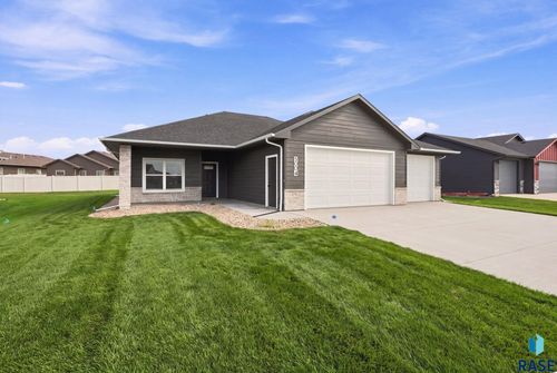 5004 E 65th St Street, Sioux Falls, SD, 57108 | Card Image