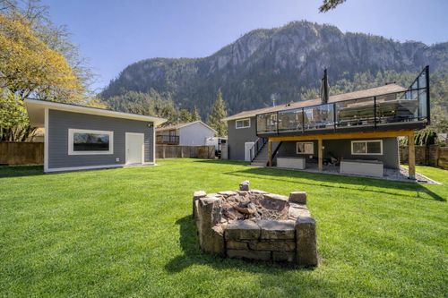 38325 Fir Street, Squamish, BC, V8B0W8 | Card Image