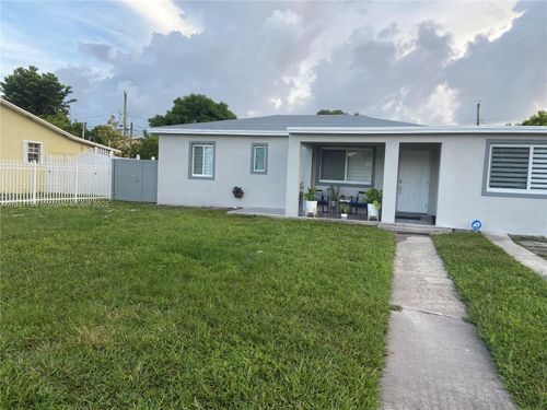 0-868 E 32nd St, Hialeah, FL, 33013-3433 | Card Image