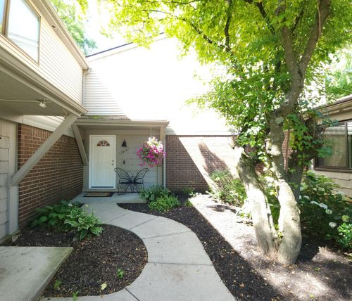 29757 Farmbrook Villa Lane, Southfield, MI, 48034 | Card Image