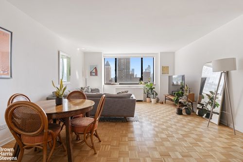 25b-30 W 61st St, New York, NY, 10023-7614 | Card Image