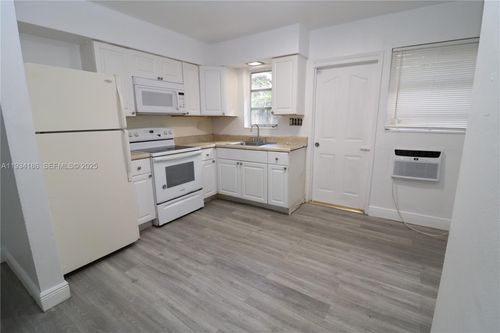 apt-4-915 Ne 16th Ter, Fort Lauderdale, FL, 33304-5423 | Card Image