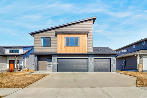 442 Hampton Dr W, Moorhead, MN, 56560-7254 | Card Image