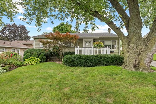 3113 Welshire Dr, Bettendorf, IA, 52722-2345 | Card Image