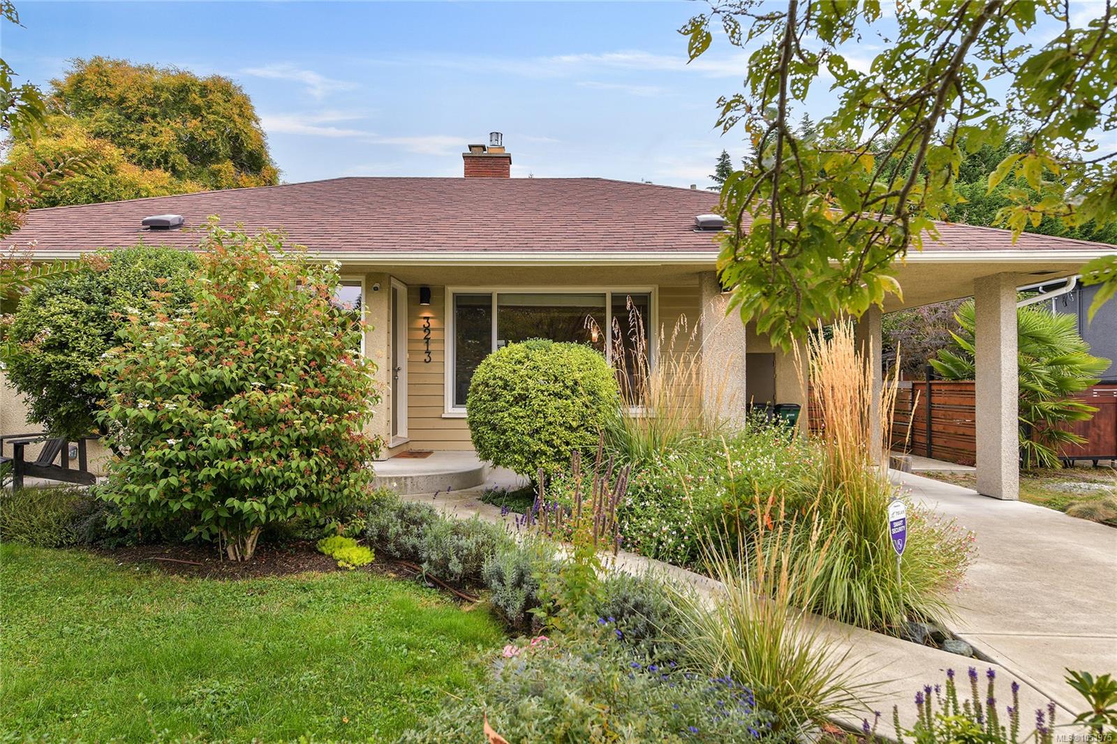 3213 Aldridge St, For Sale in Victoria - eXp Realty