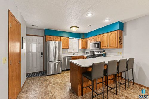 102-1811 S Sertoma Ave, Sioux Falls, SD, 57106-3818 | Card Image