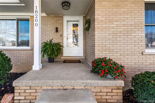 18200 Oak Ave, Eastpointe, MI, 48021-2628 | Card Image