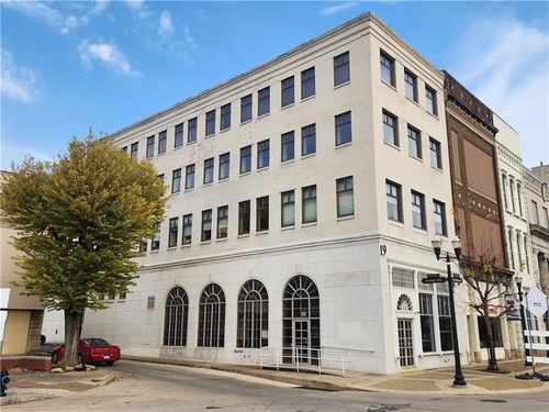 ste-4th-19 E Washington St, New Castle, PA, 16101-3835 | Card Image