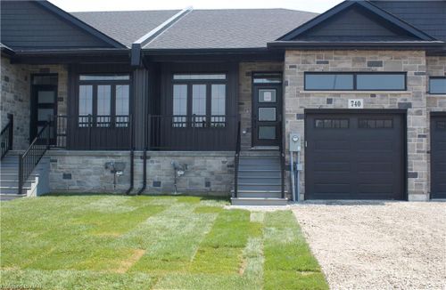 740 Clarence St, Port Colborne, ON, L3K0A8 | Card Image