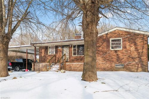 612 School St, Walnut Cove, NC, 27052-7682 | Card Image